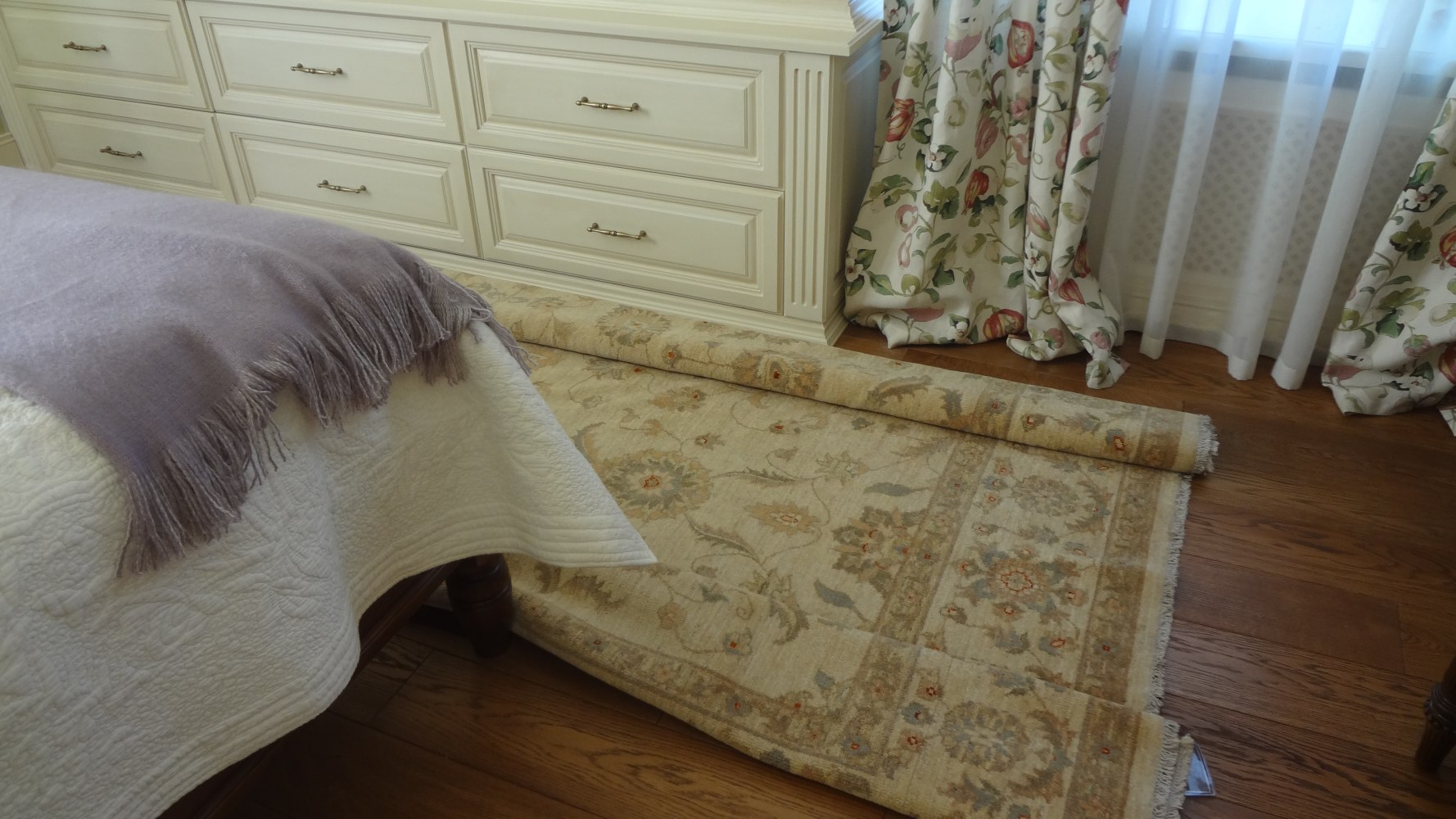 дизайн спальни в классическом стиле в зеленых тонах